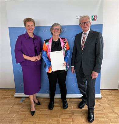 Ina Brandes, Ministerin für Kultur und Wissenschaft des Landes Nordrhein-Westfalen, überreichte Prof. Dr. Edeltraud Vomberg die Ernennungsurkunde für ihre zweite Amtszeit als Präsidentin der Hochschule Düsseldorf. Ebenfalls anwesend war der Vorsitzende des Hochschulrats der HSD, Herbert K. Meyer. Foto: MKW NRW